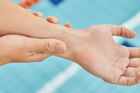 Ból nadgarstka na siłowni? Przyczyny, leczenie i jak ćwiczyć bezpiecznie