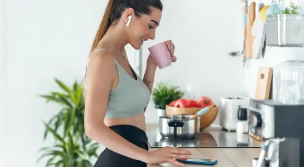 Kofeina przed treningiem: Dawka 3-6 mg/kg, kiedy i jak stosować?