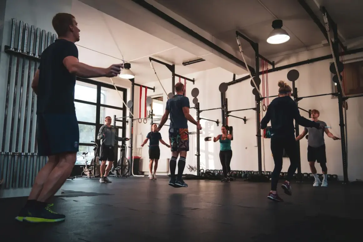 Ile trwa trening CrossFit? Poznaj strukturę i czas trwania