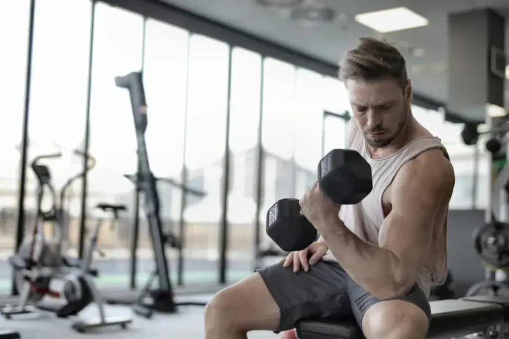 Zdjęcie Trening siłowy a spalanie tłuszczu: Jak to działa? Sprawdź!