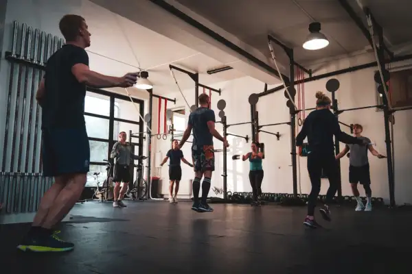 Ile trwa trening CrossFit? Poznaj strukturę i czas trwania